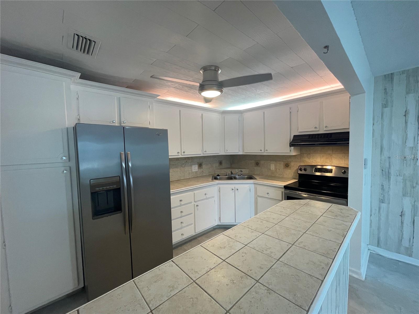 Listing photo id 7 for 223 Elmwood Circle