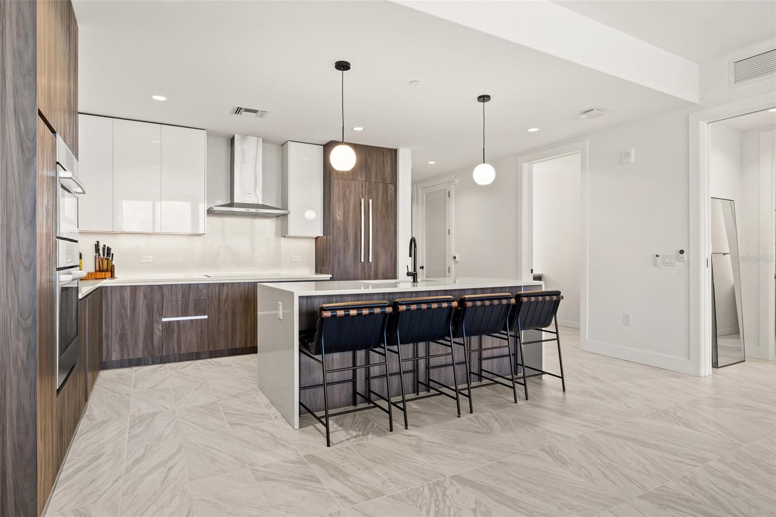 Image 11 of 59 For 777 3rd Avenue N 806