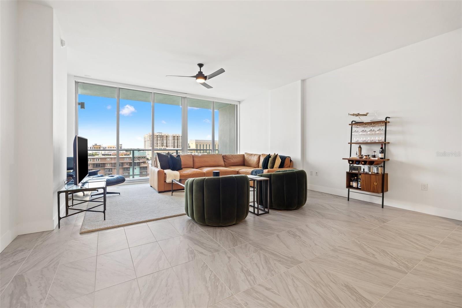 Image 18 of 59 For 777 3rd Avenue N 806