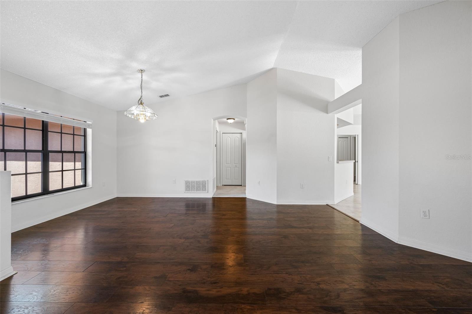 Image 16 of 50 For 1061 Archway Drive