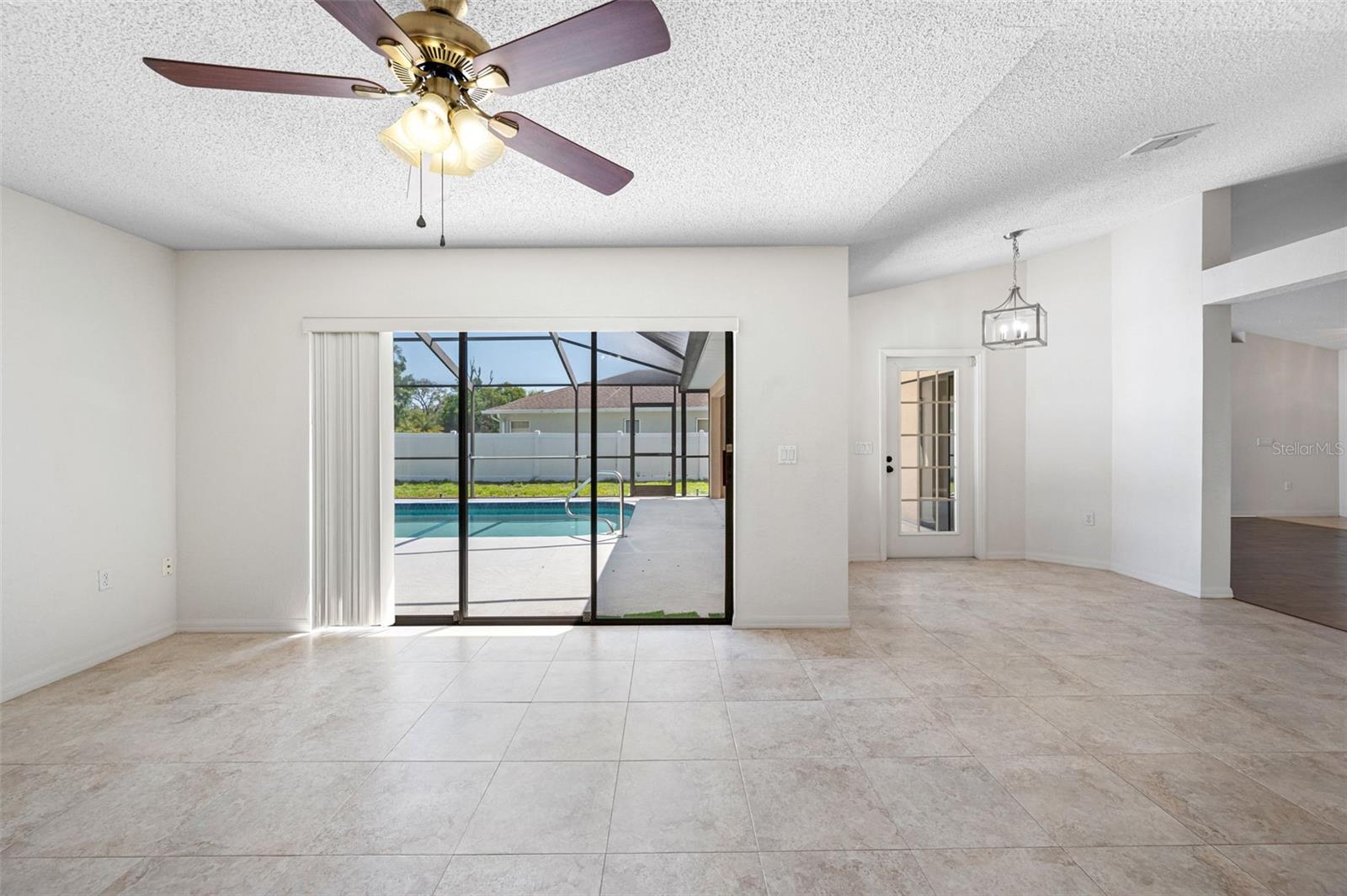 Image 7 of 50 For 1061 Archway Drive