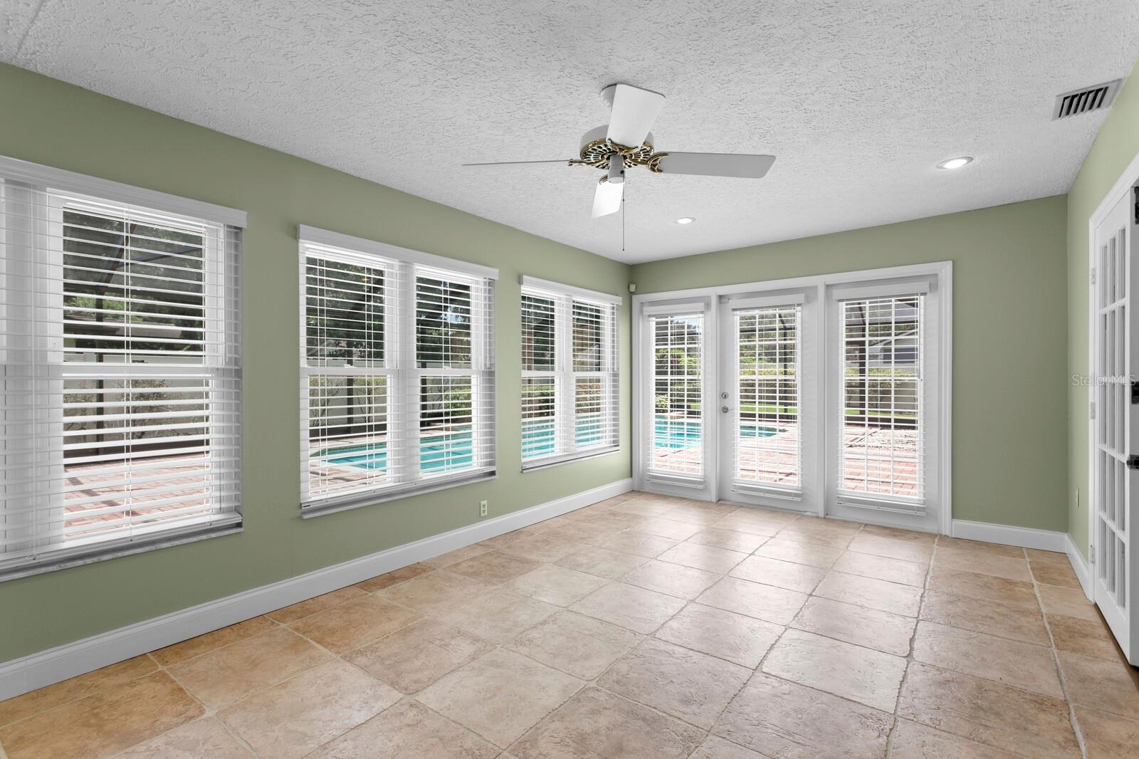 Listing photo id 9 for 818 Gascon Place