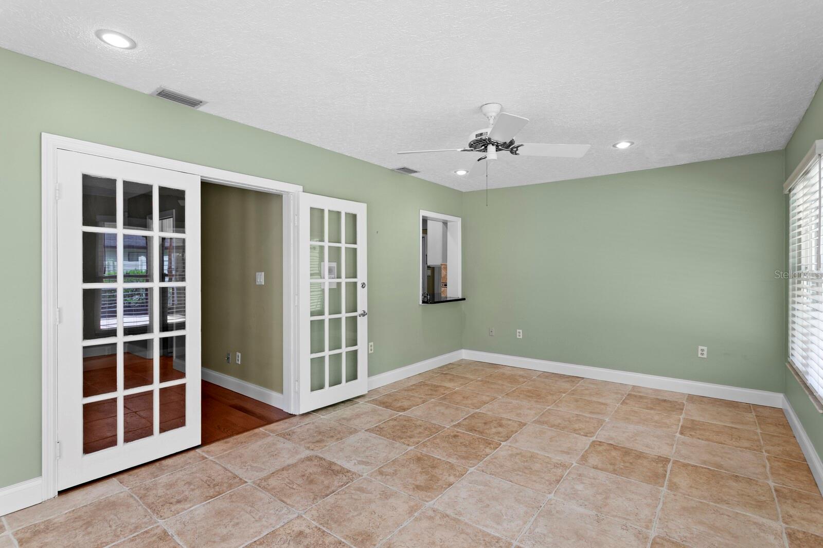 Listing photo id 10 for 818 Gascon Place