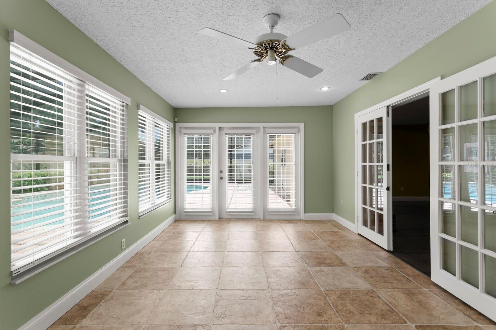 Listing photo id 11 for 818 Gascon Place