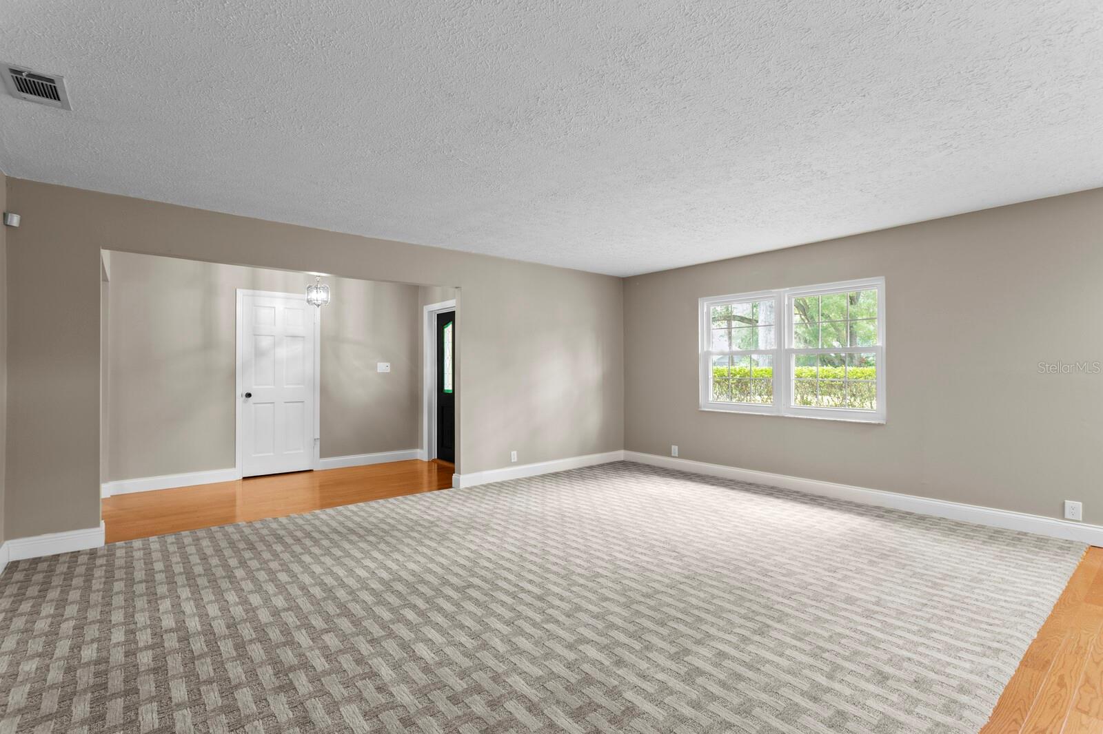 Listing photo id 12 for 818 Gascon Place