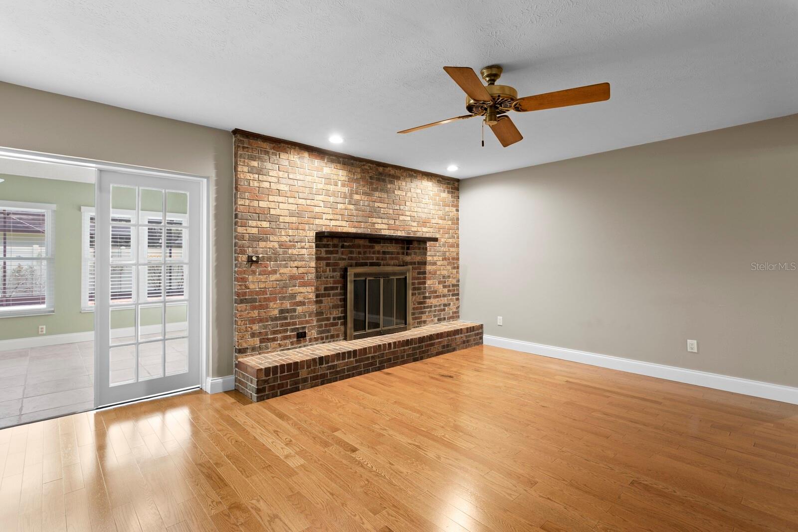 Listing photo id 14 for 818 Gascon Place