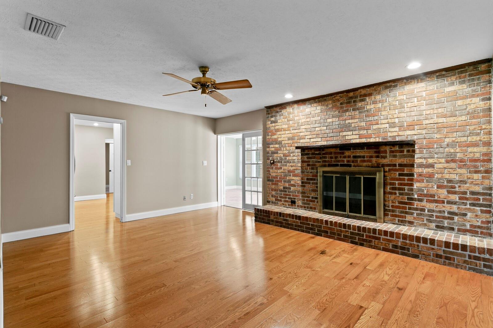 Listing photo id 15 for 818 Gascon Place