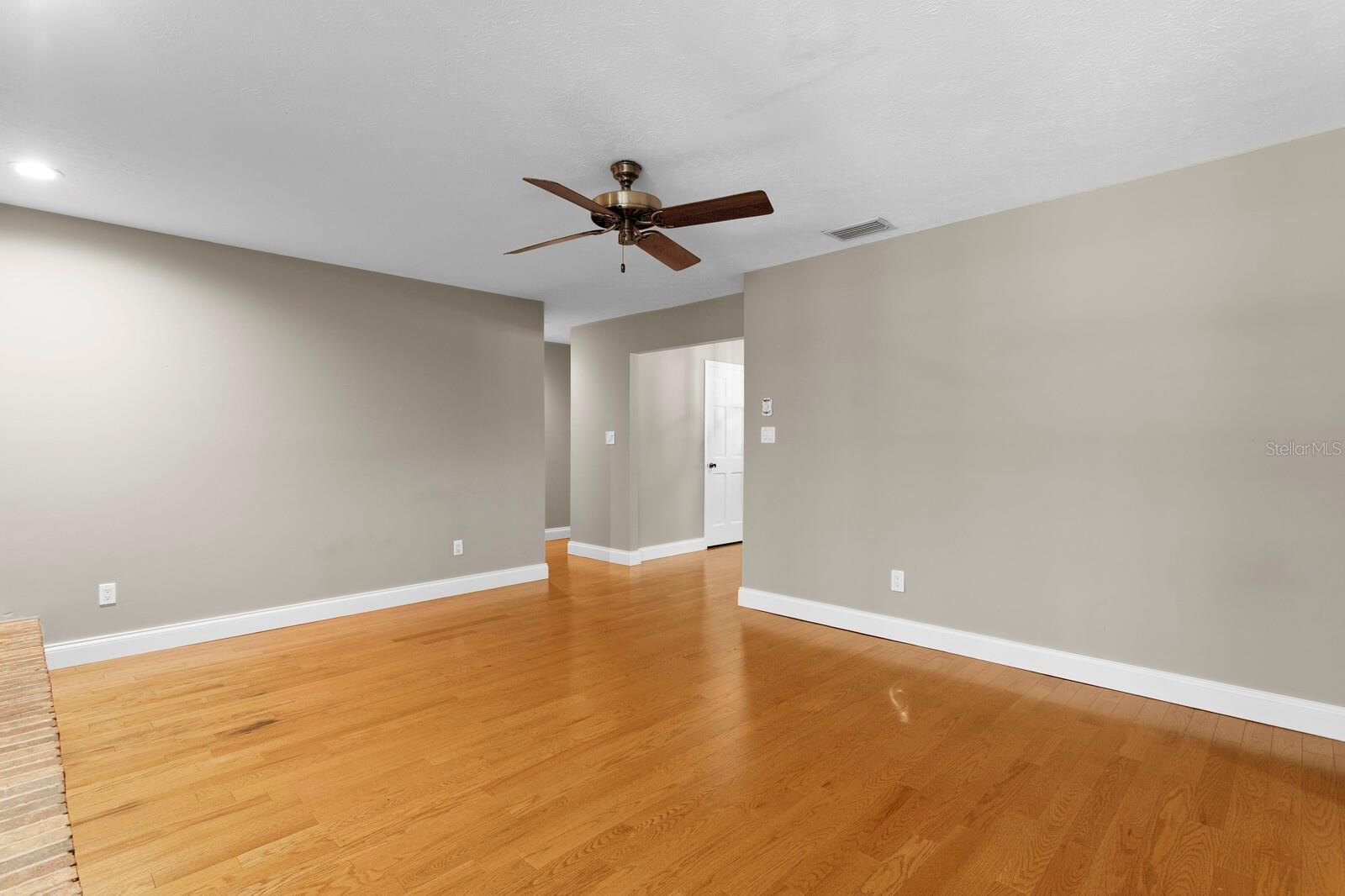 Listing photo id 16 for 818 Gascon Place
