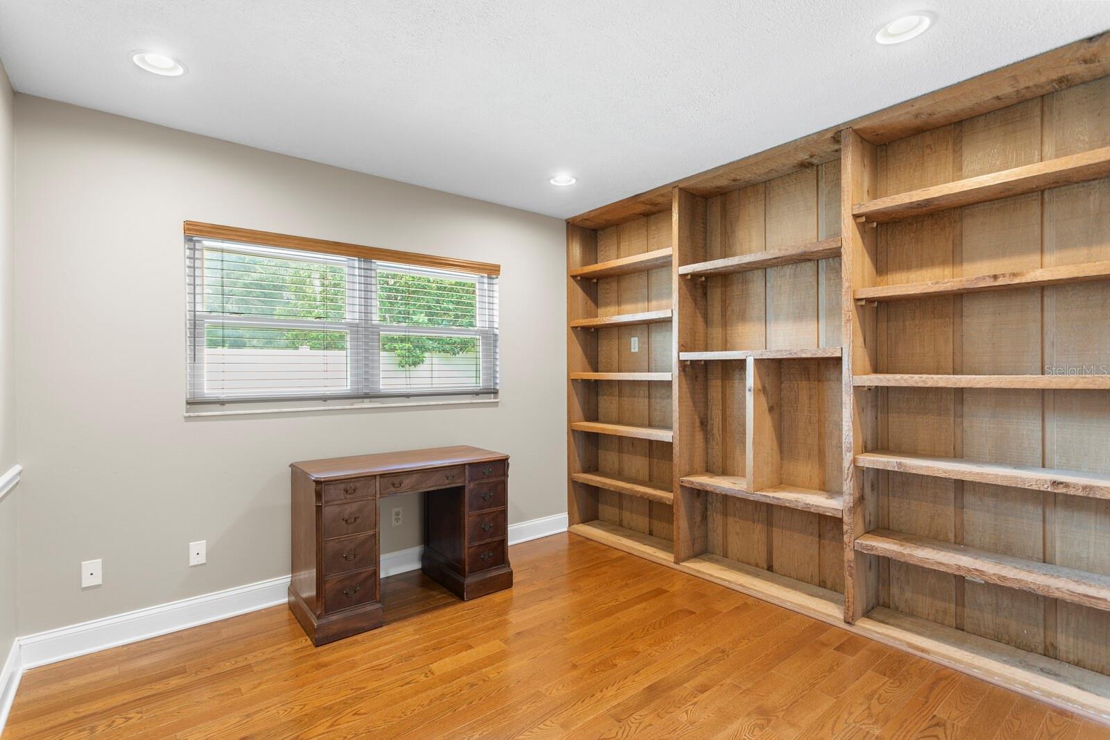 Listing photo id 21 for 818 Gascon Place