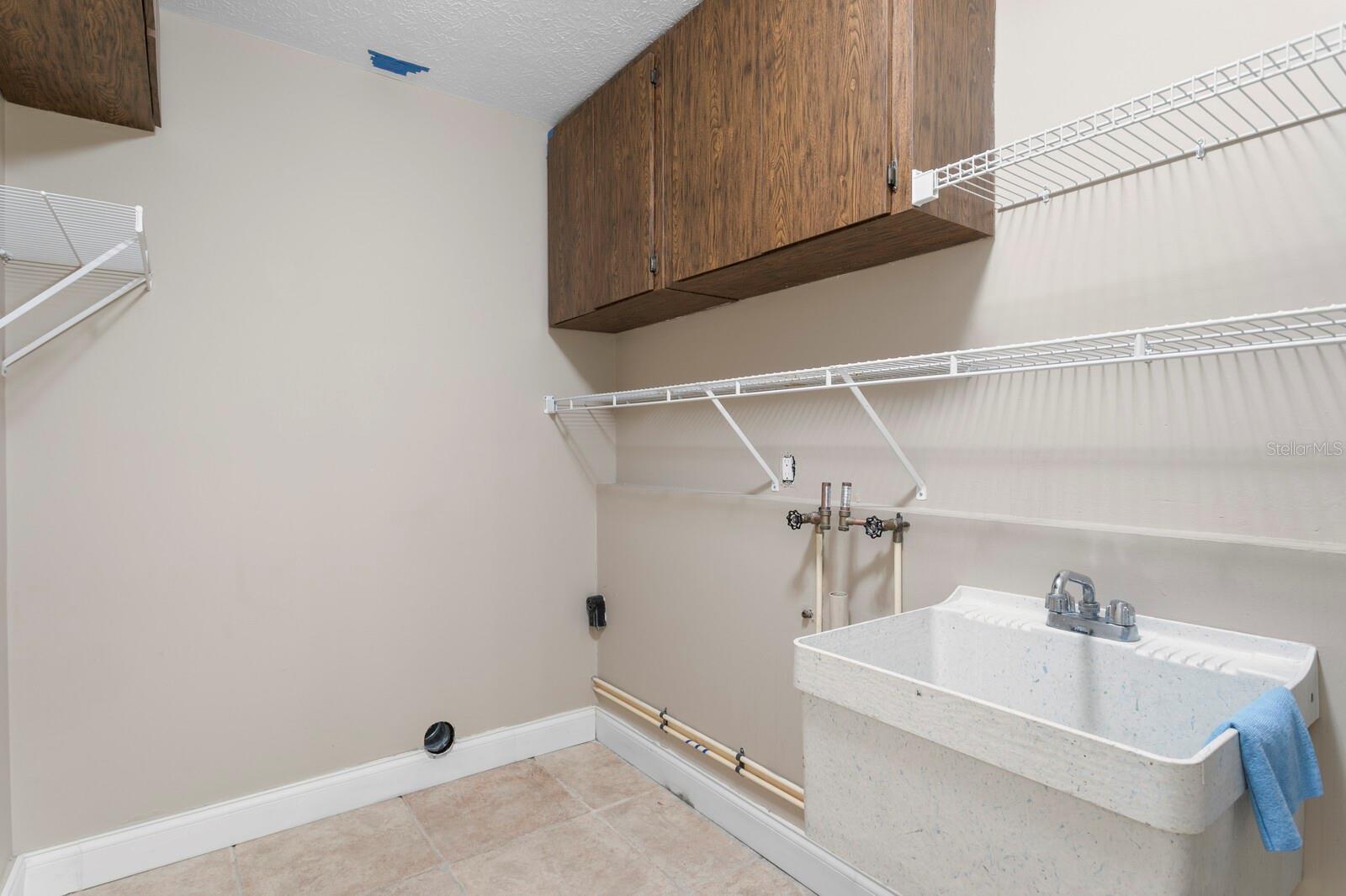 Listing photo id 29 for 818 Gascon Place