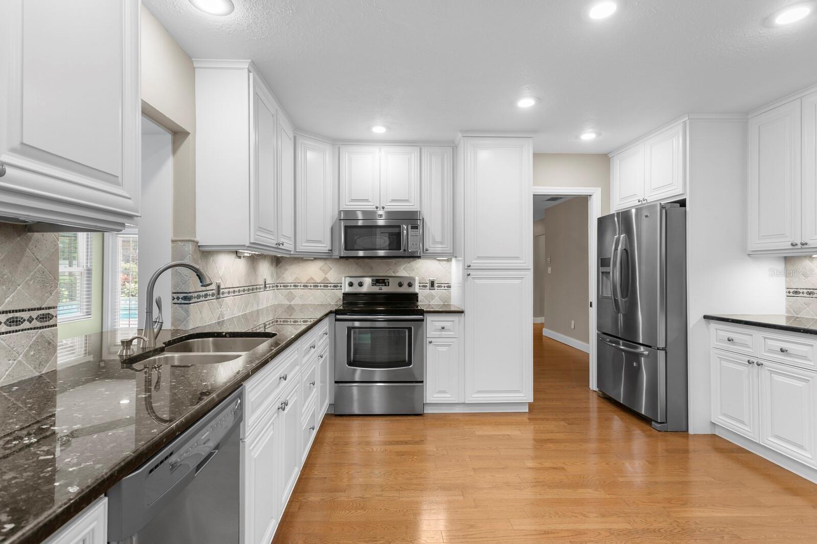 Listing photo id 4 for 818 Gascon Place