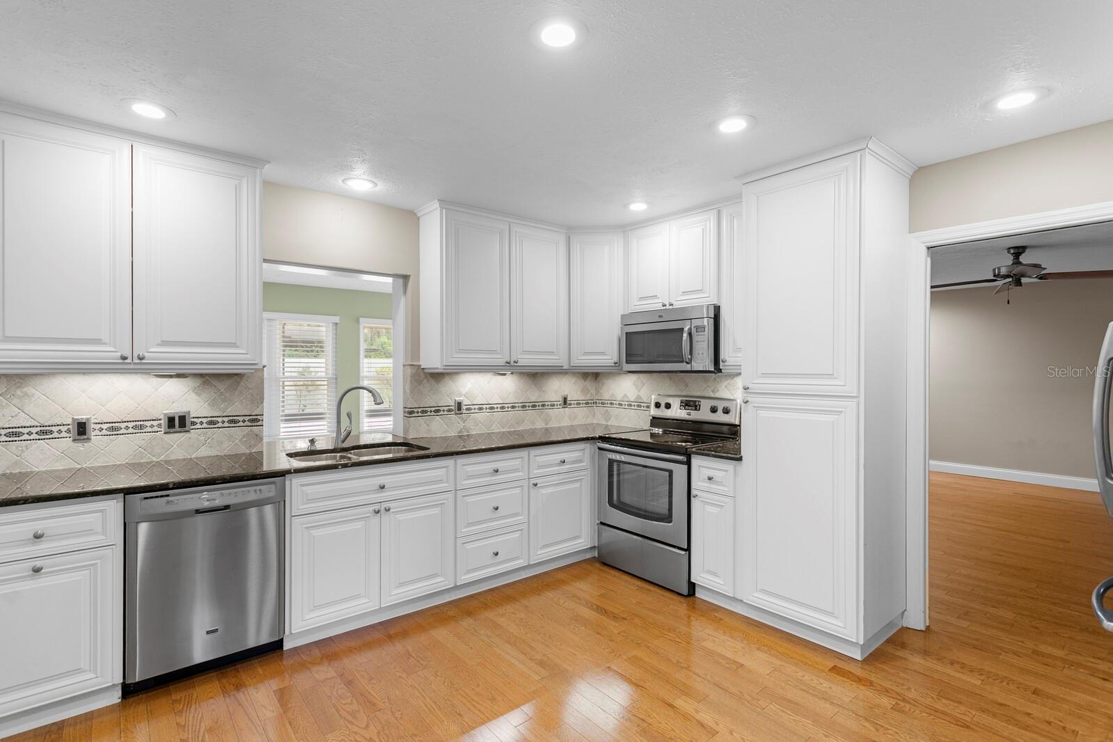 Listing photo id 5 for 818 Gascon Place