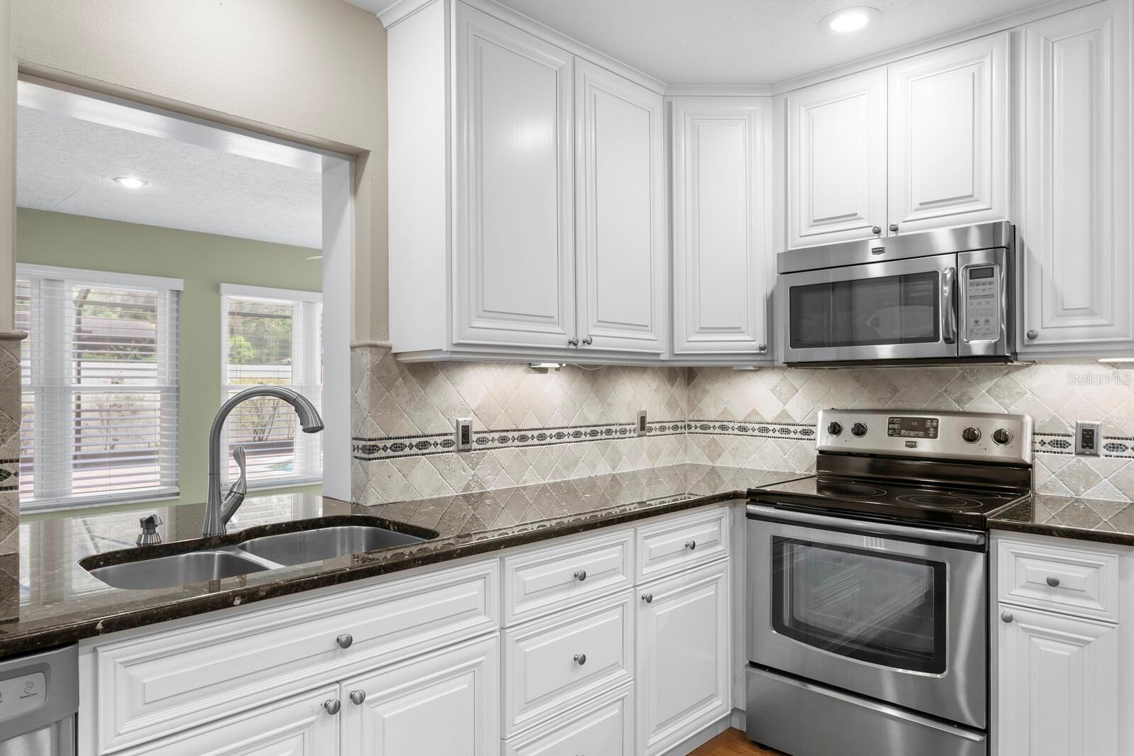 Listing photo id 7 for 818 Gascon Place