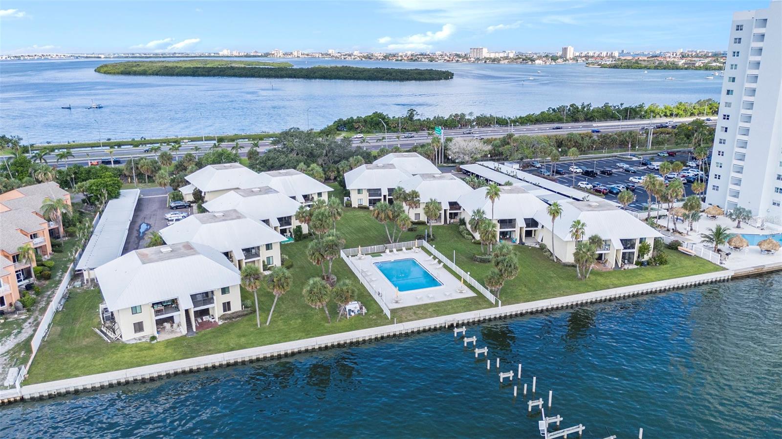 Listing photo id 8 for 7300 Sunshine Skyway Lane S 104