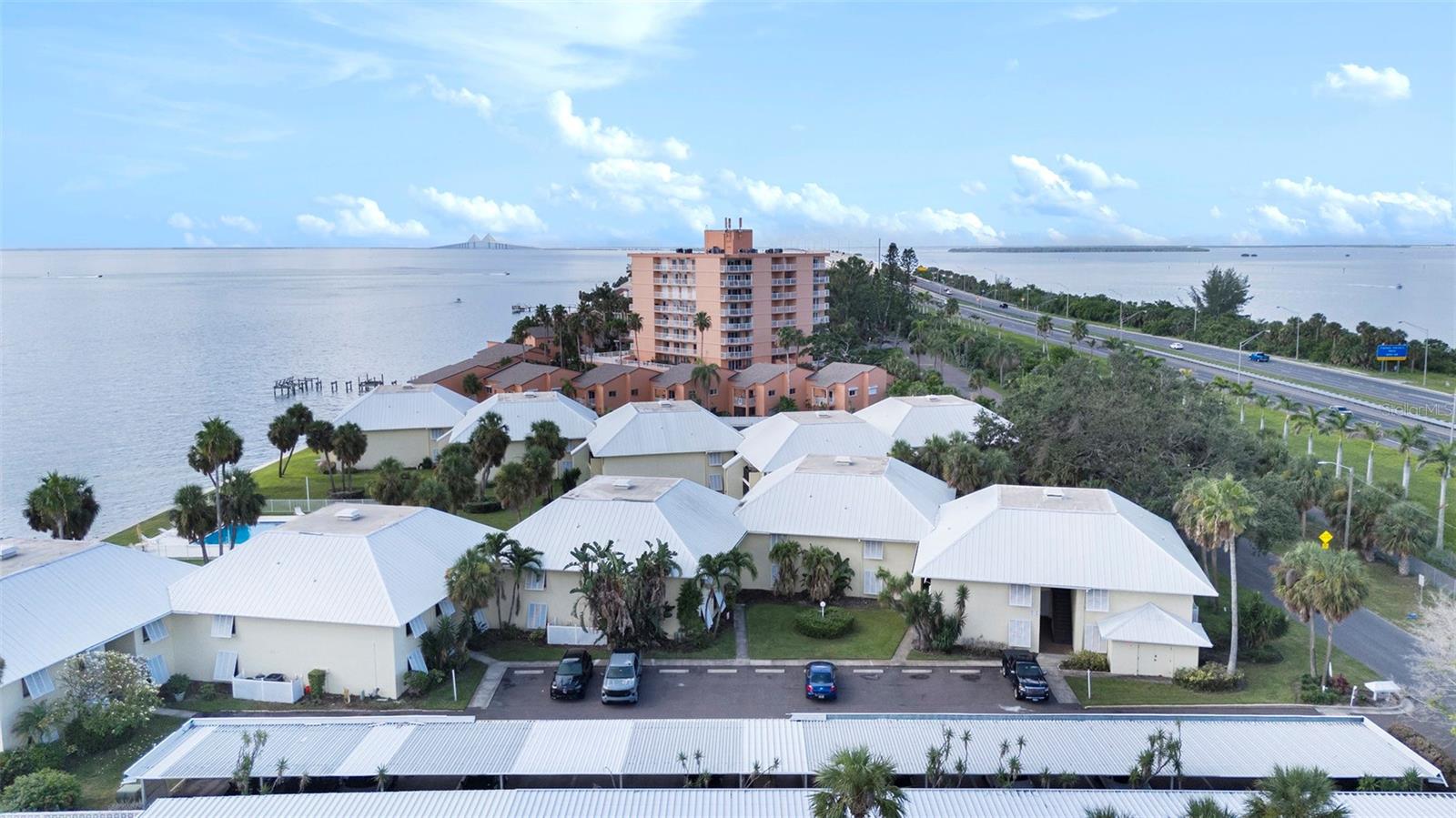Listing photo id 5 for 7300 Sunshine Skyway Lane S 104