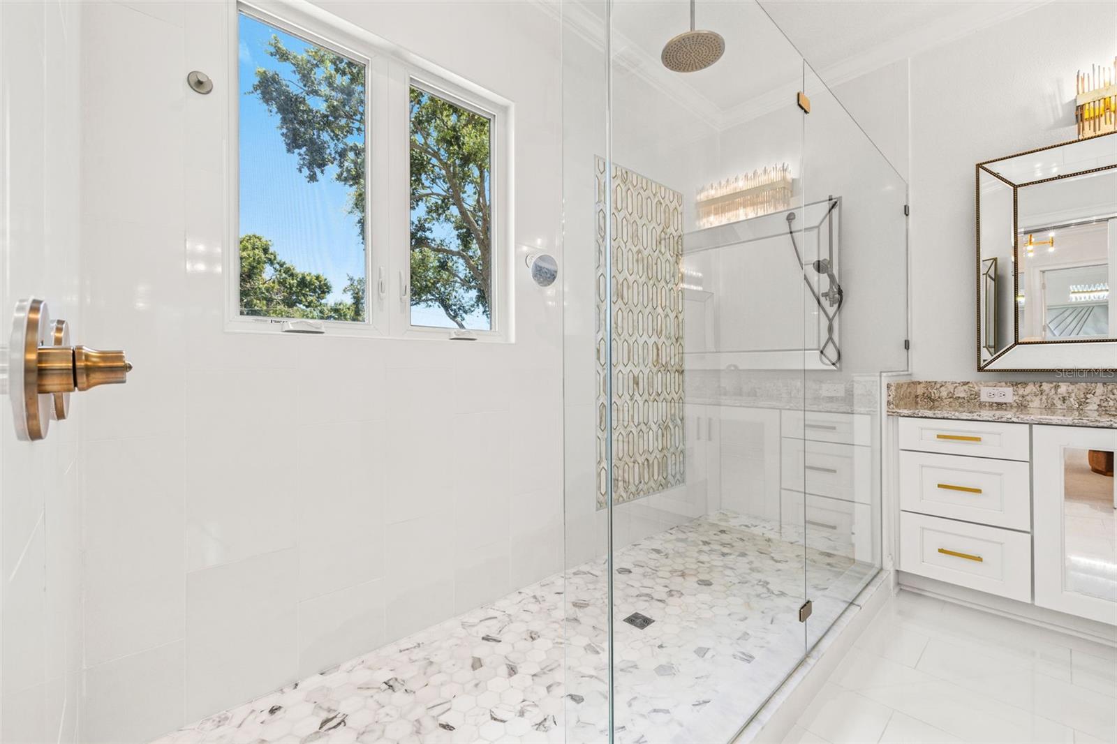 Listing photo id 37 for 439 Bayview Drive Ne