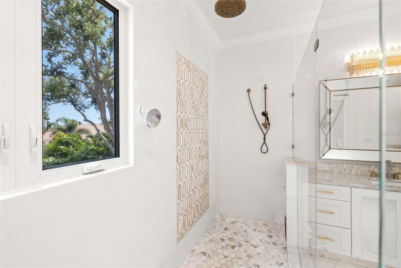 Listing photo id 38 for 439 Bayview Drive Ne