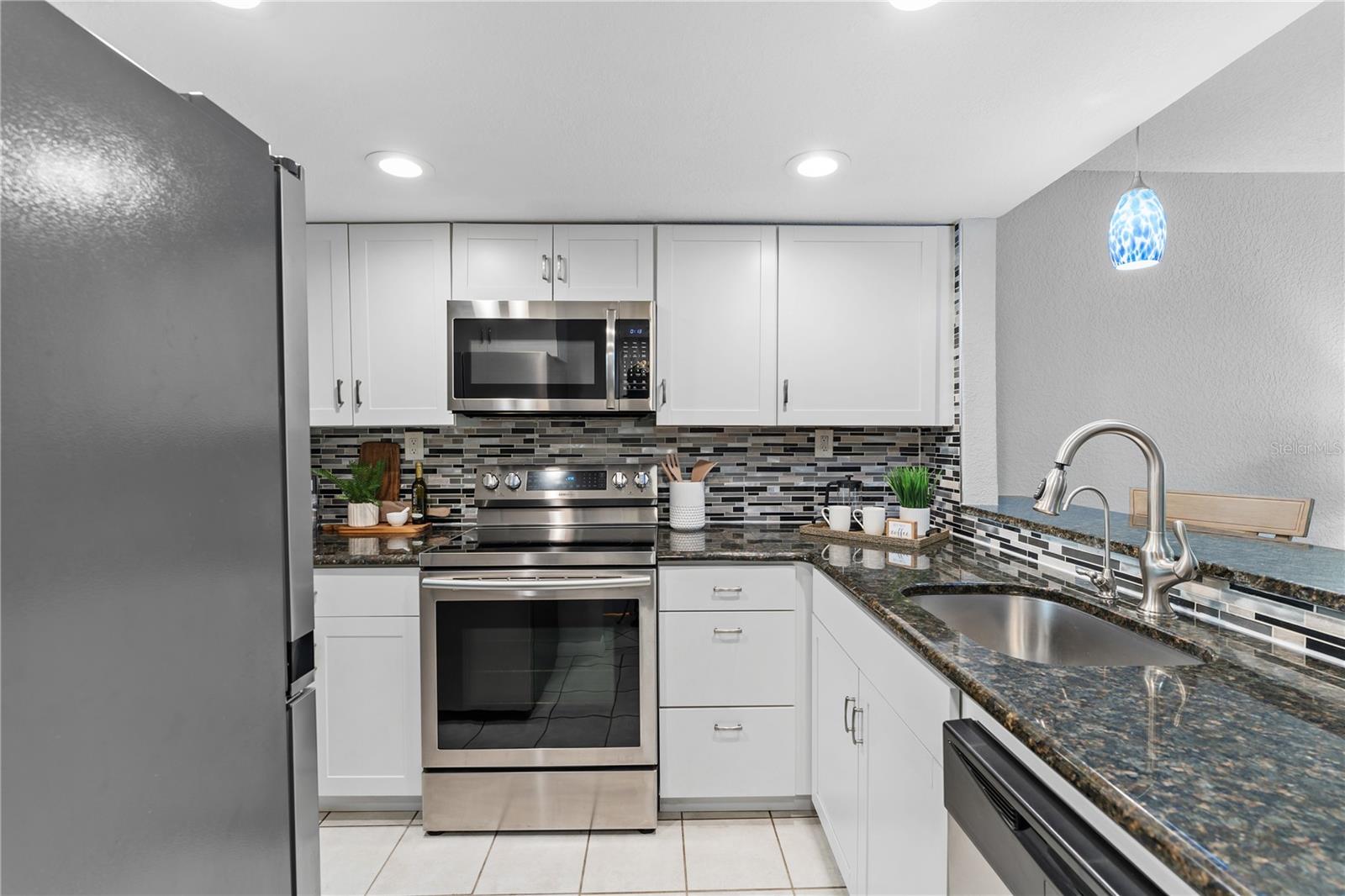 Image 18 of 62 For 809 Russell Lane 321