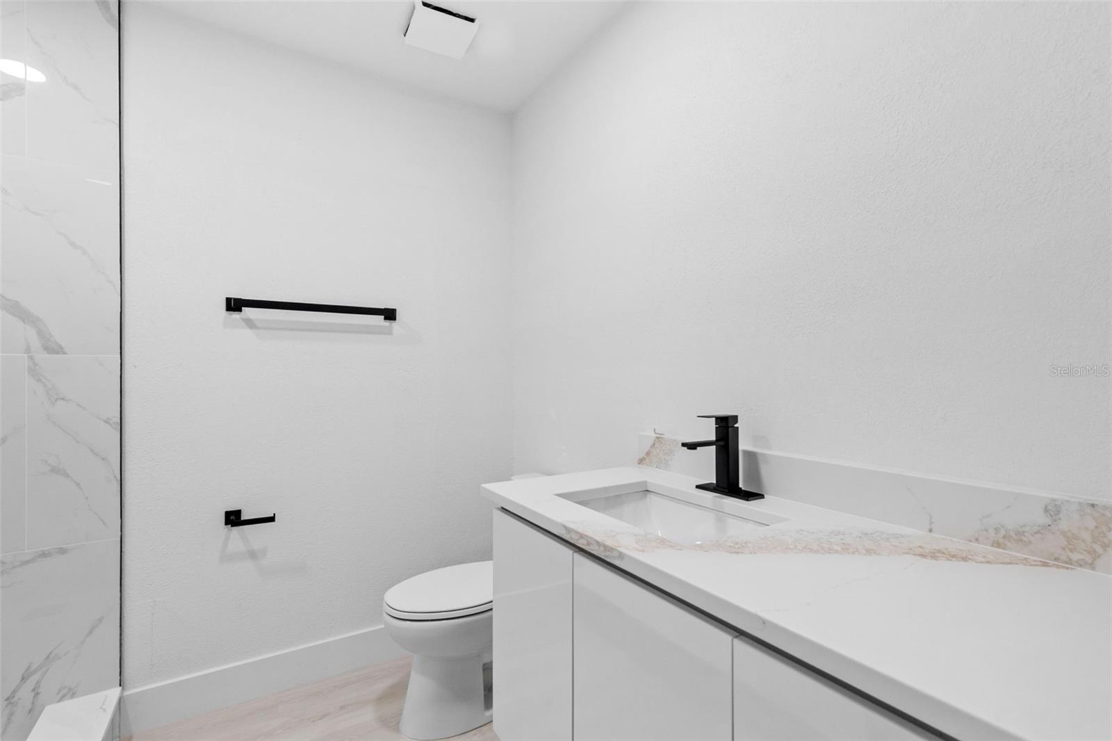 Image 17 of 43 For 2902 Clifton Street