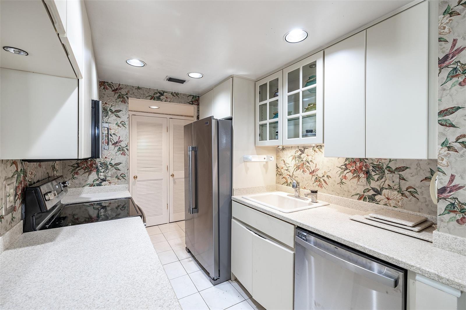 Image 4 of 19 For 3325 Bayshore Boulevard A27