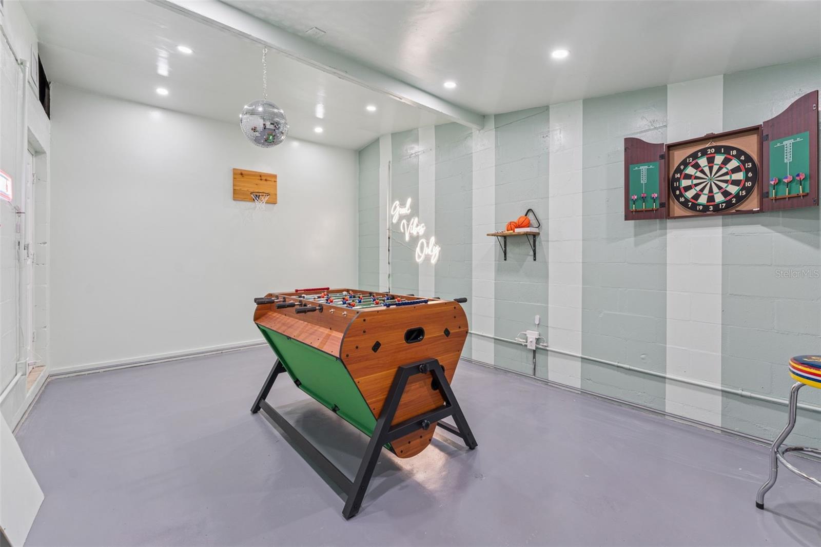 Listing photo id 16 for 6530 Renaldo Way