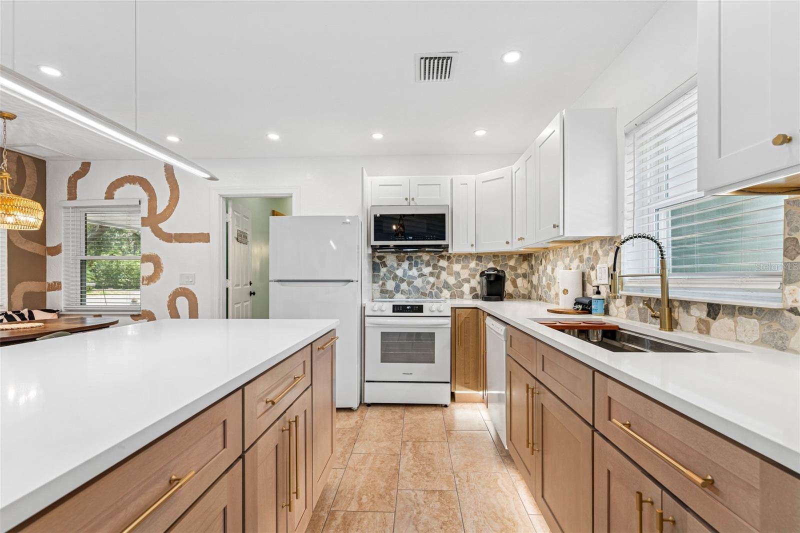 Listing photo id 2 for 6530 Renaldo Way
