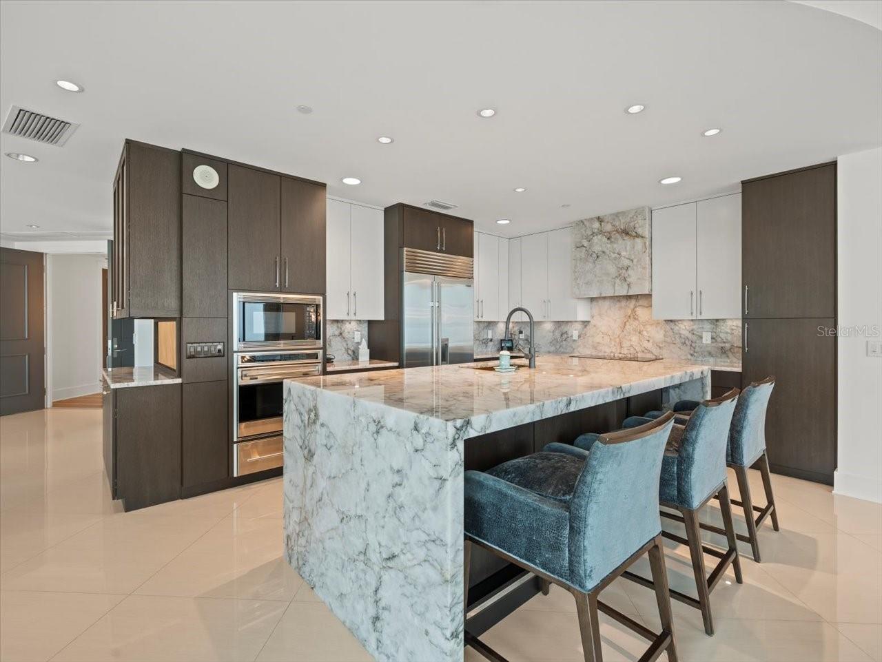 Image 18 of 64 For 180 Beach Drive Ne 1802