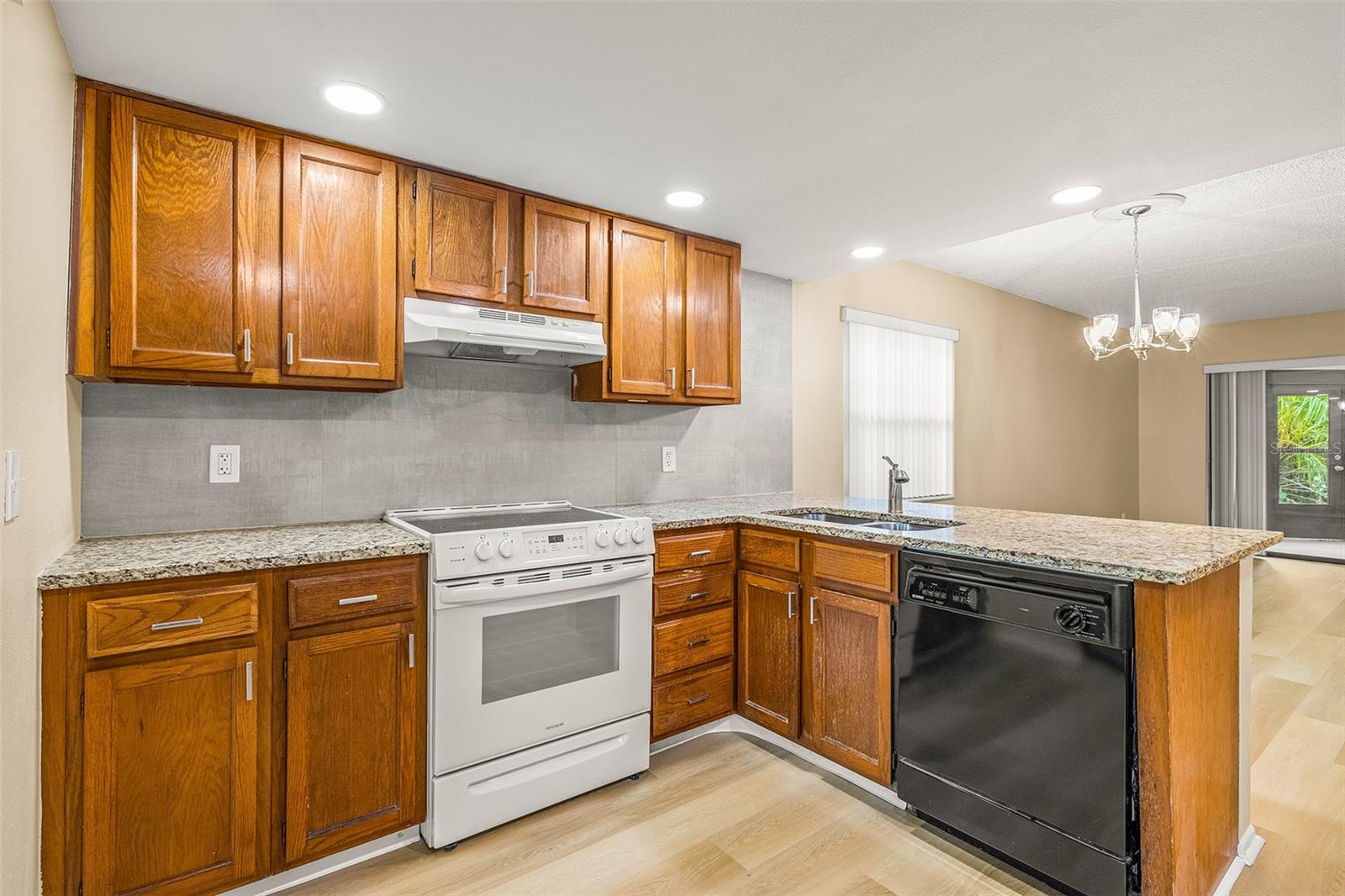 Image 11 of 19 For 125 Woodlake Wynde