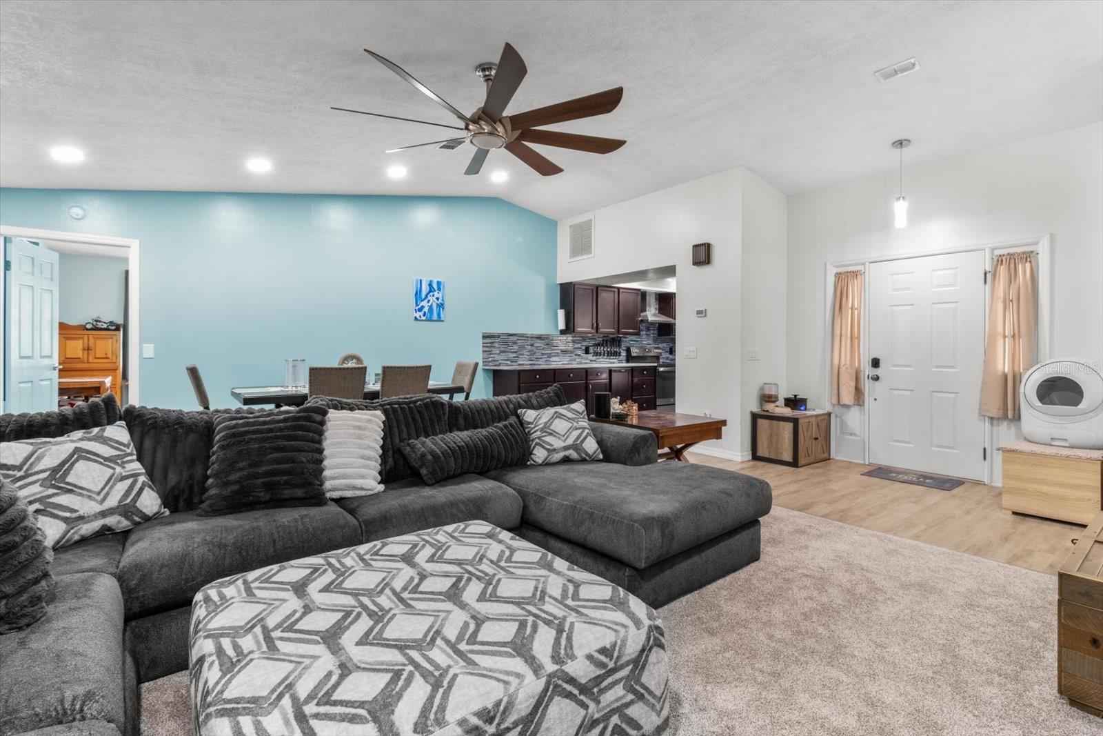 Listing photo id 12 for 3499 Stroud Terrace