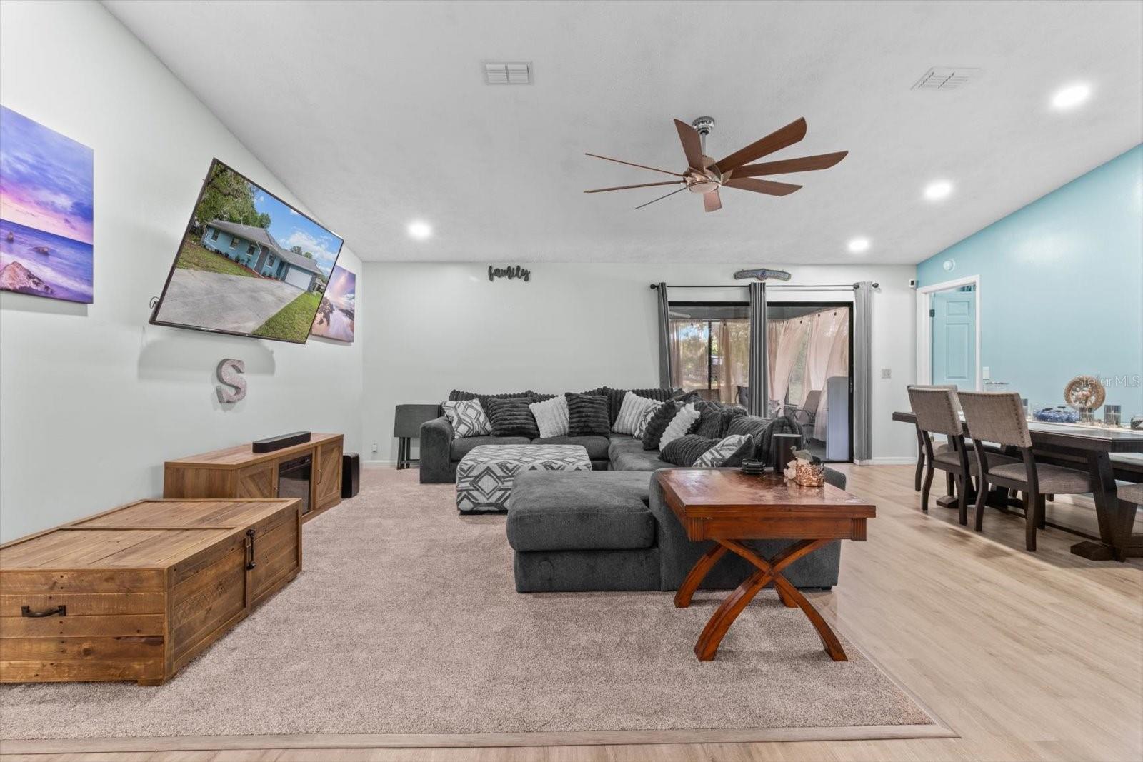 Listing photo id 13 for 3499 Stroud Terrace