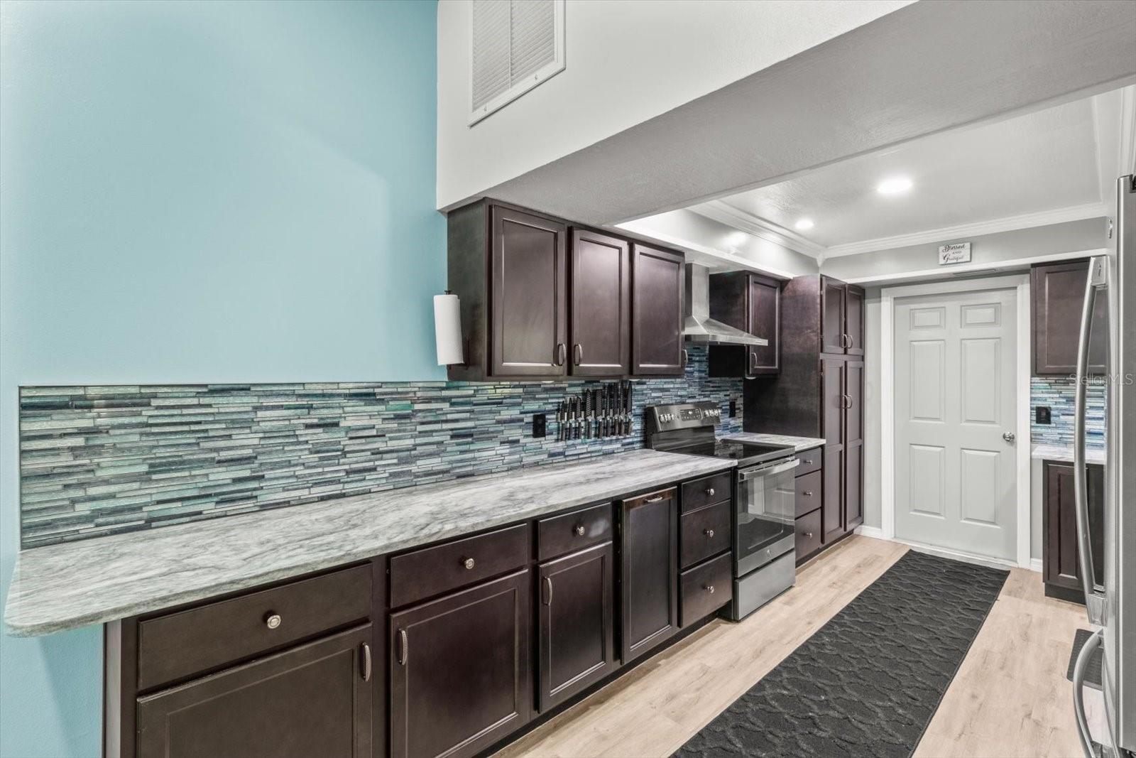 Listing photo id 15 for 3499 Stroud Terrace