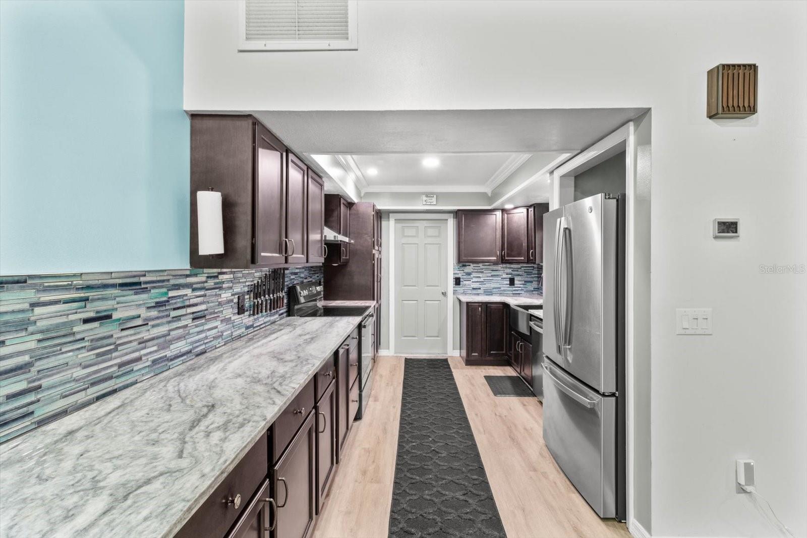 Listing photo id 16 for 3499 Stroud Terrace