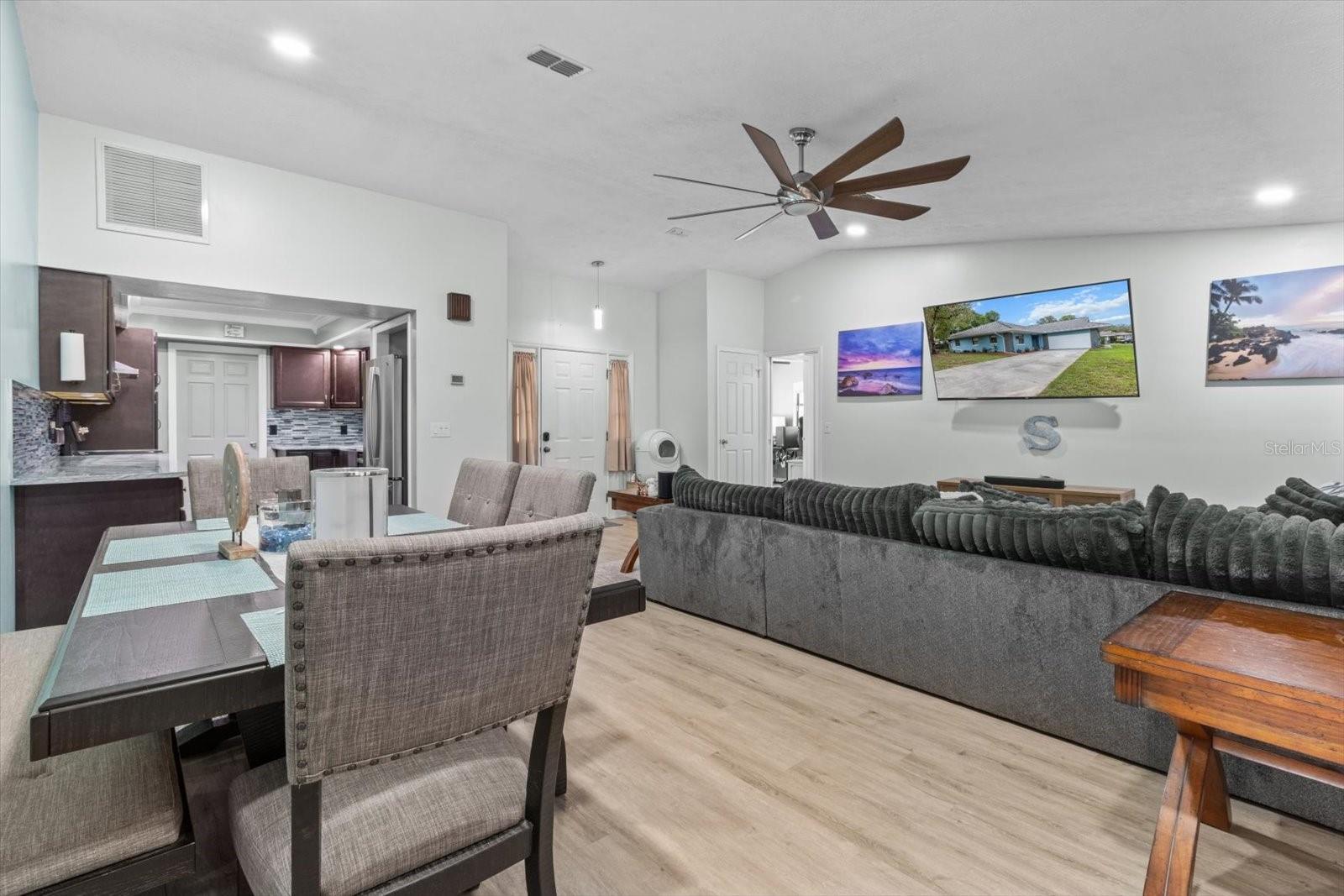 Listing photo id 2 for 3499 Stroud Terrace