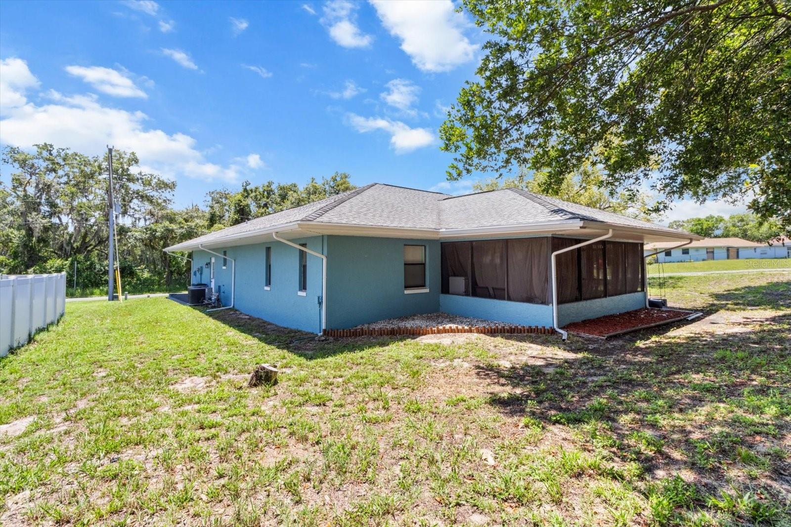 Listing photo id 38 for 3499 Stroud Terrace