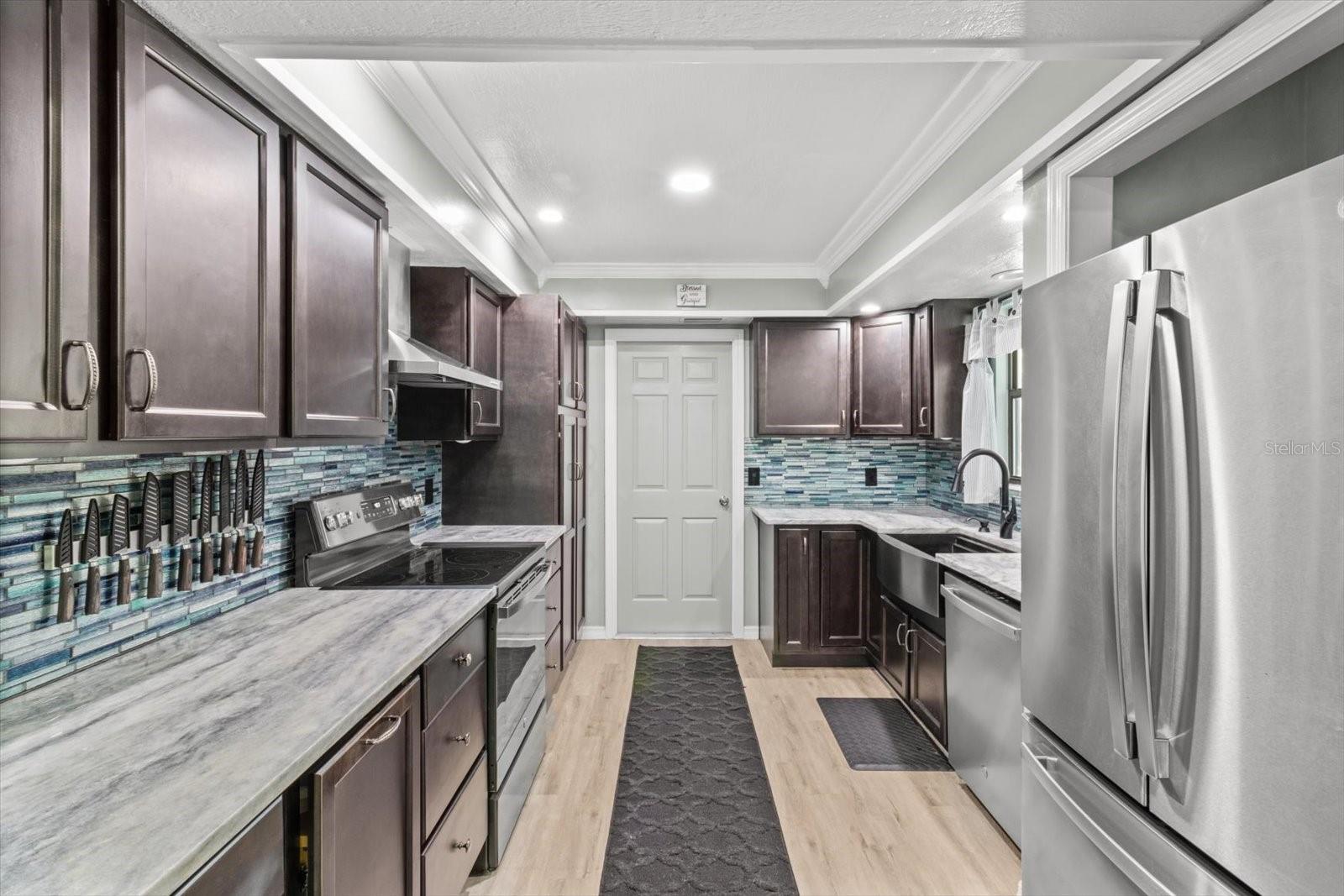 Listing photo id 3 for 3499 Stroud Terrace
