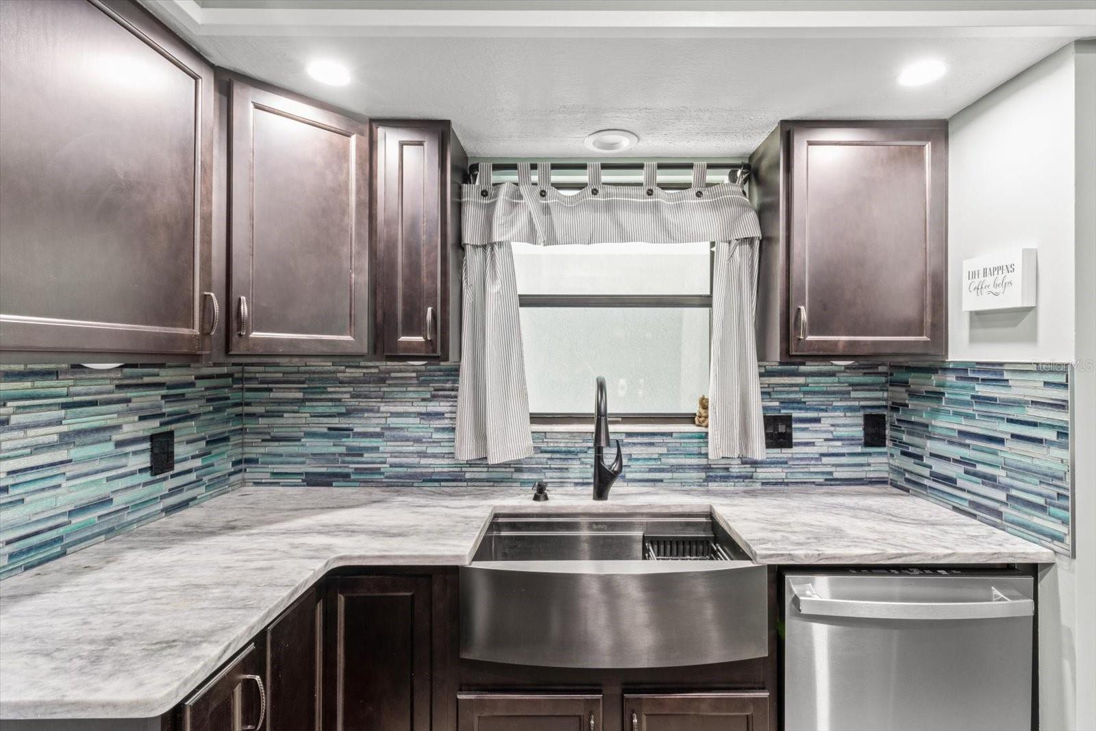 Listing photo id 7 for 3499 Stroud Terrace