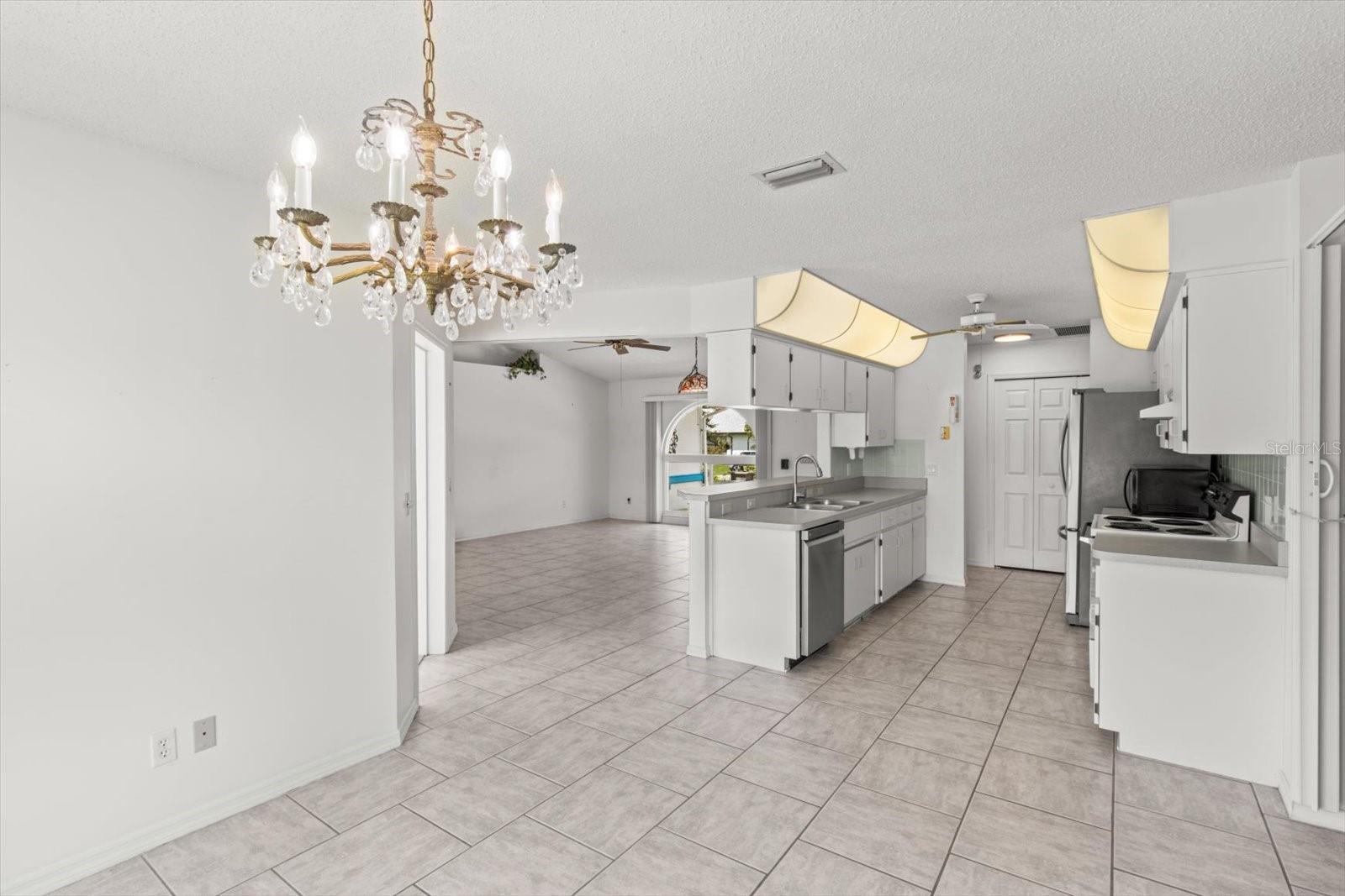 Listing photo id 11 for 3111 Blackmountain Drive