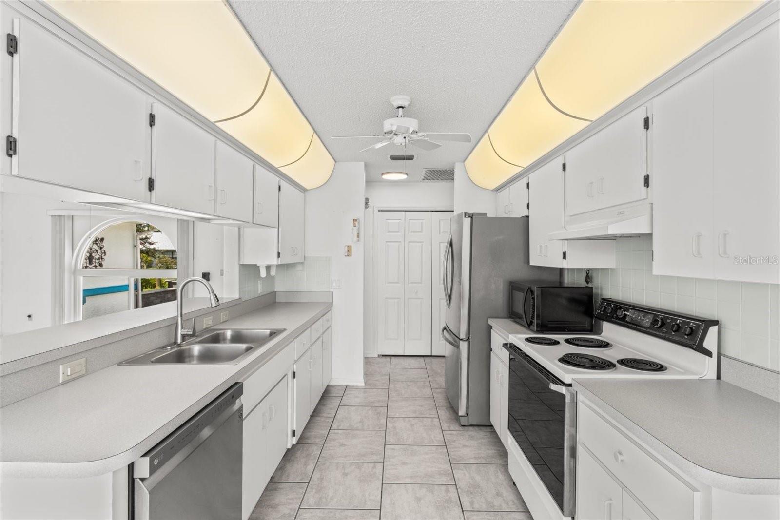 Listing photo id 12 for 3111 Blackmountain Drive