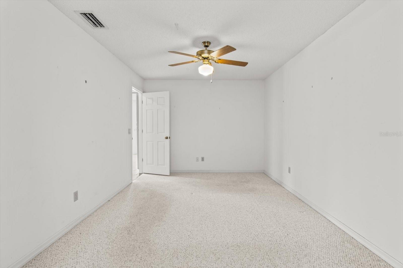 Listing photo id 15 for 3111 Blackmountain Drive