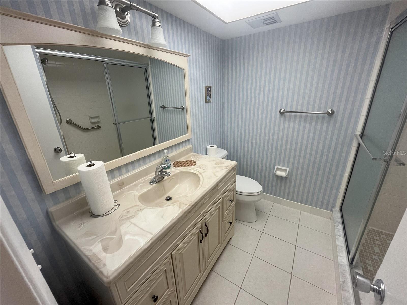Listing photo id 13 for 11200 102nd Avenue 64