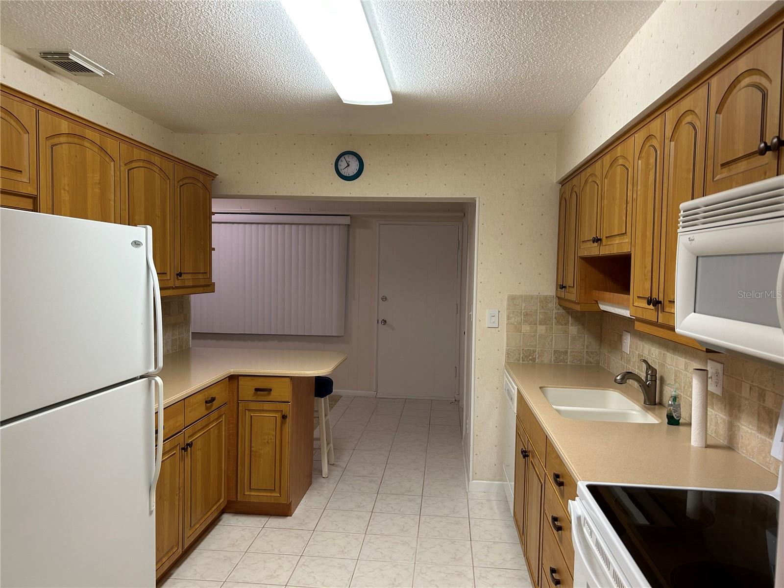 Listing photo id 0 for 11200 102nd Avenue 64