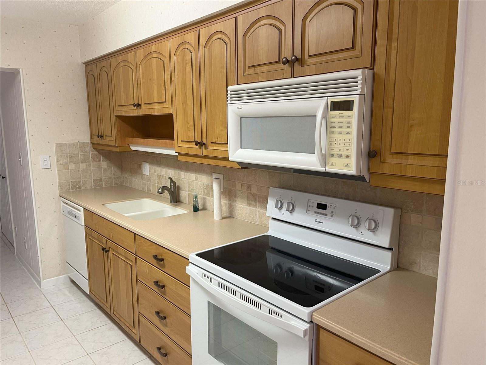 Listing photo id 2 for 11200 102nd Avenue 64