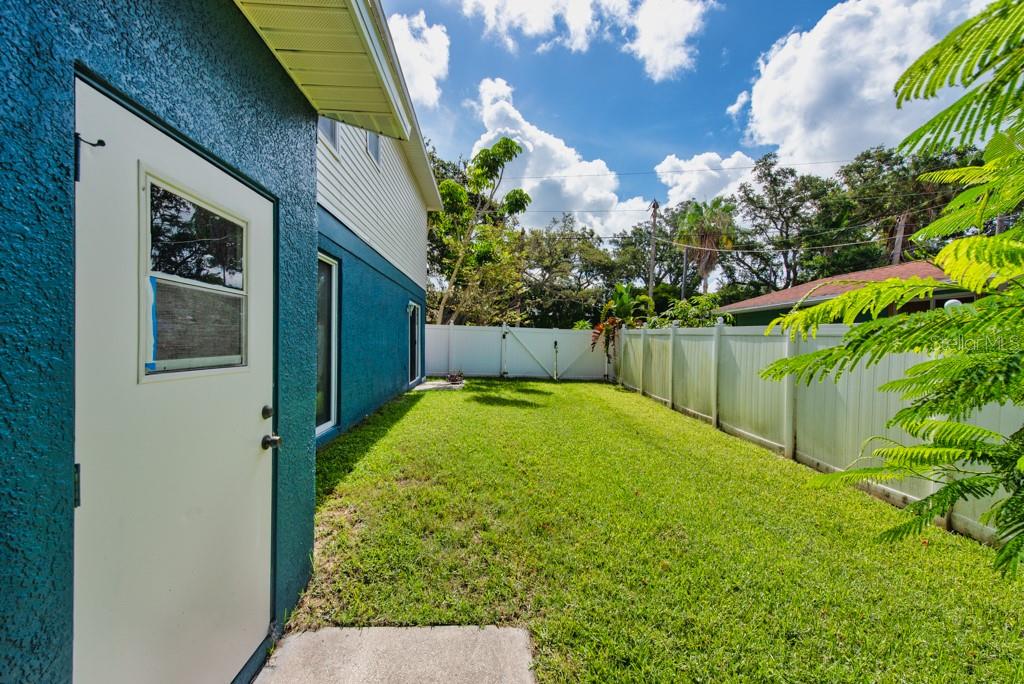 Image 25 of 37 For 12498 143rd Street