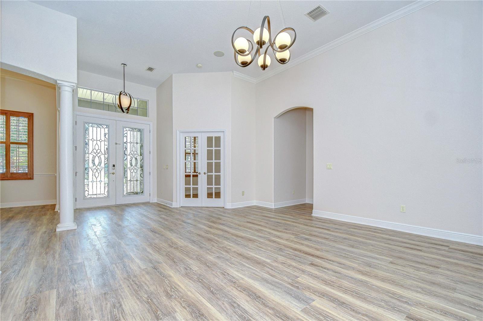 Listing photo id 8 for 918 John Cressler Drive