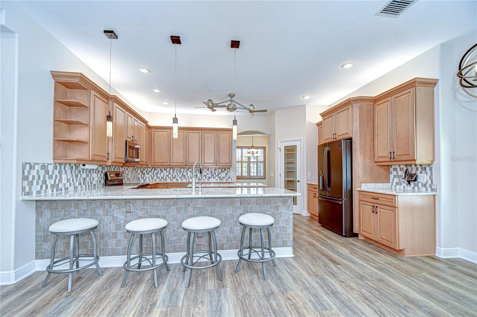 Listing photo id 10 for 918 John Cressler Drive