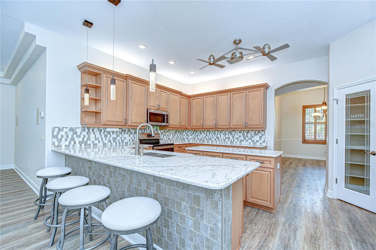 Listing photo id 11 for 918 John Cressler Drive