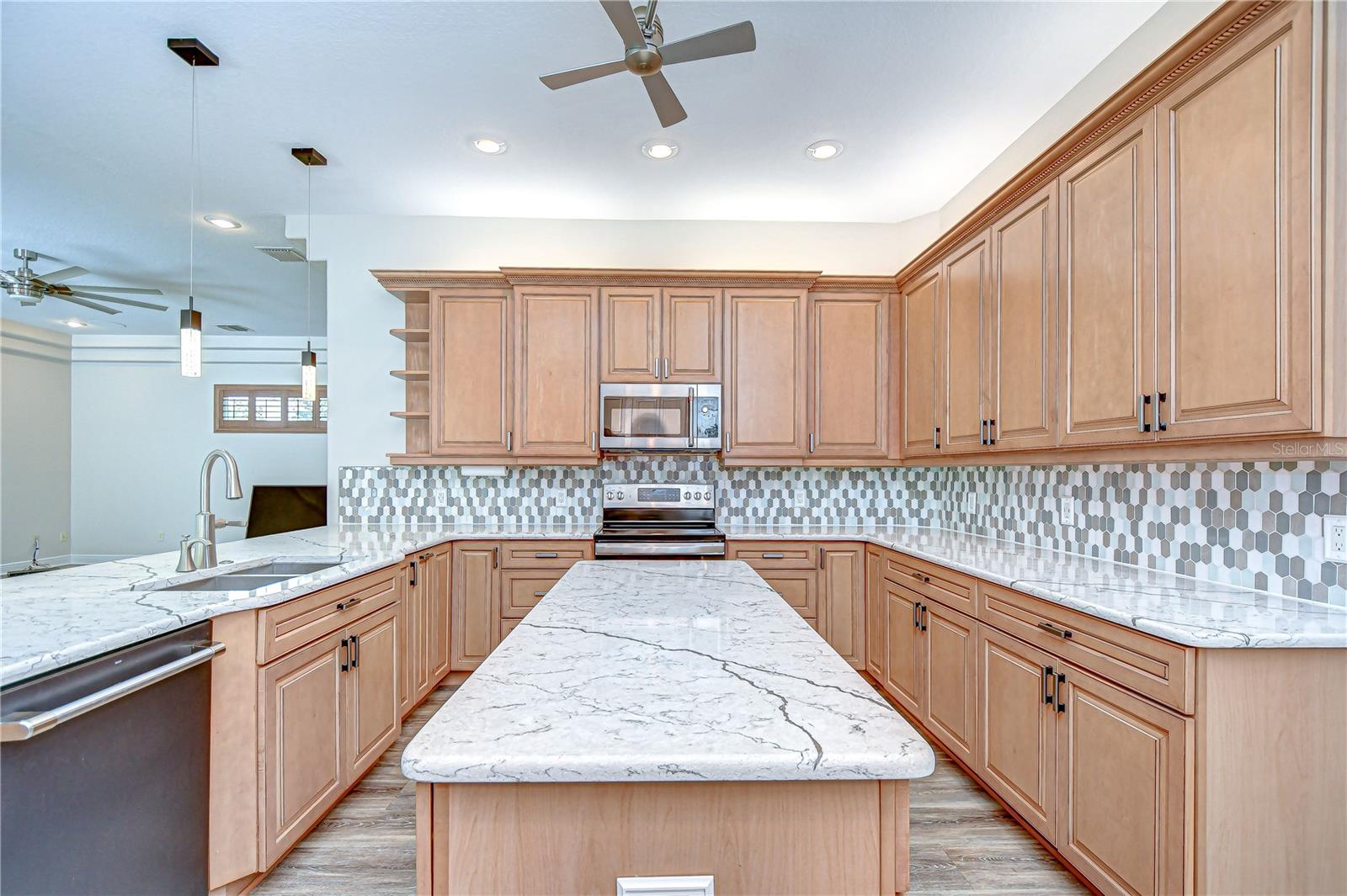Listing photo id 12 for 918 John Cressler Drive