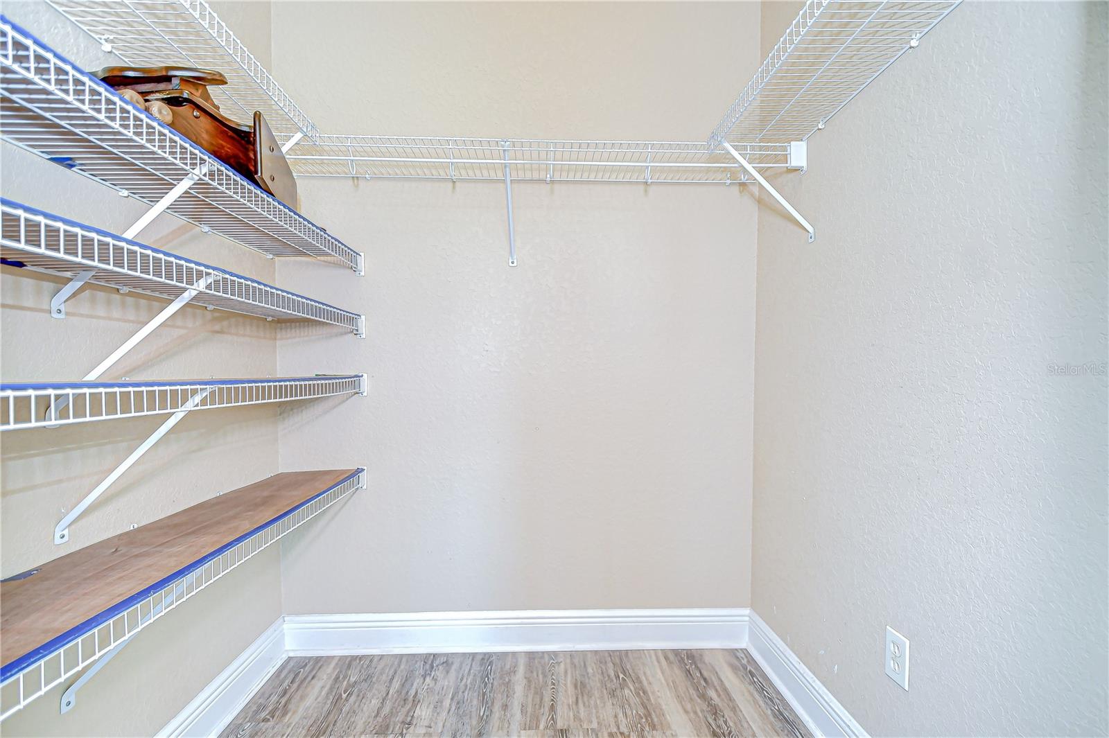 Listing photo id 14 for 918 John Cressler Drive