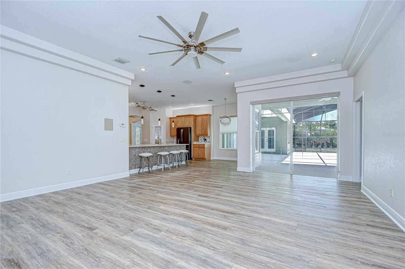 Listing photo id 15 for 918 John Cressler Drive