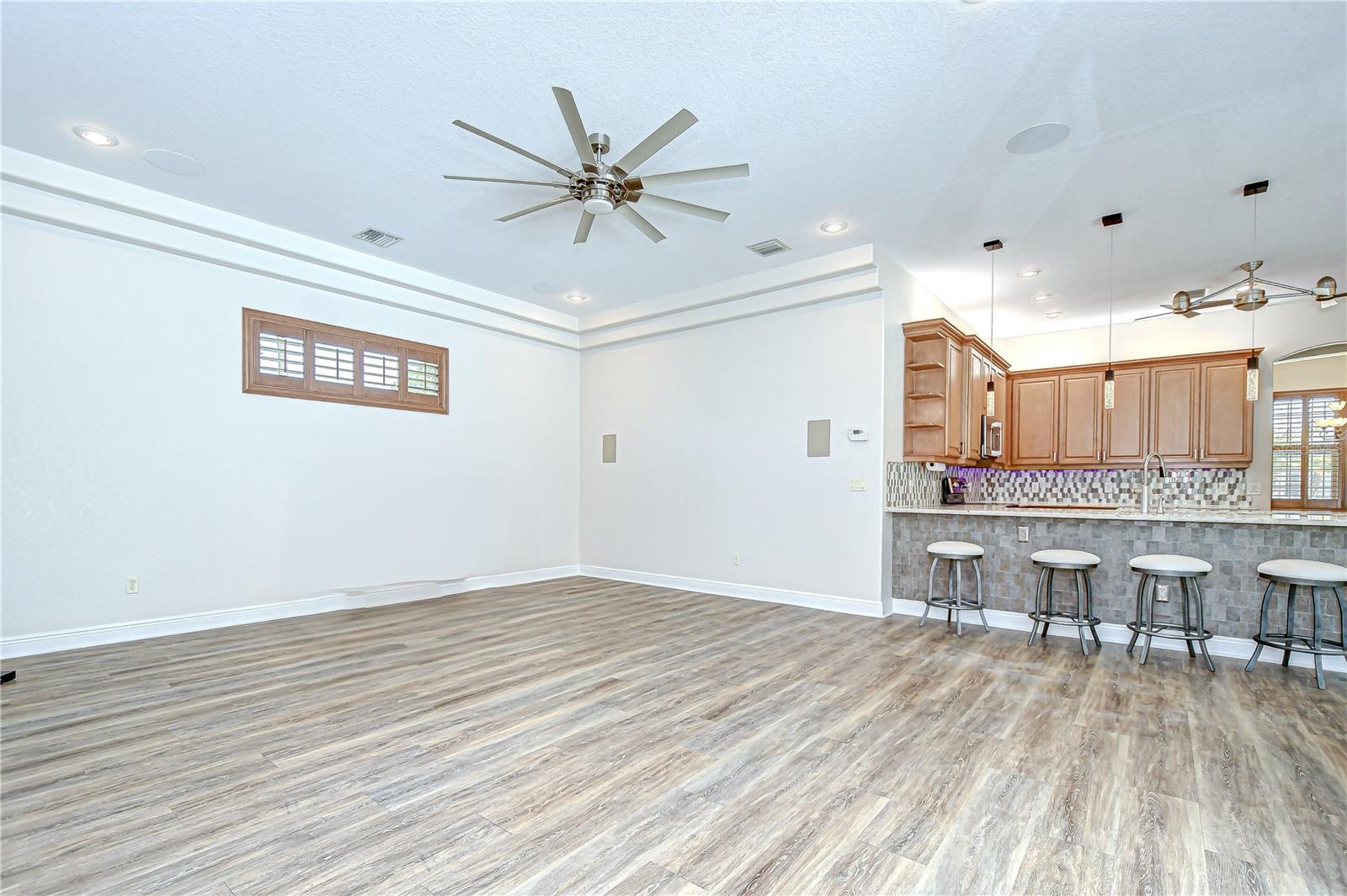 Listing photo id 16 for 918 John Cressler Drive